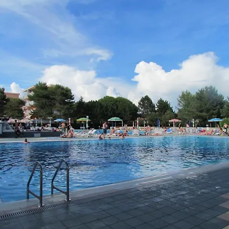 Enjoy A Lovely Flat With Pool - Beahost *